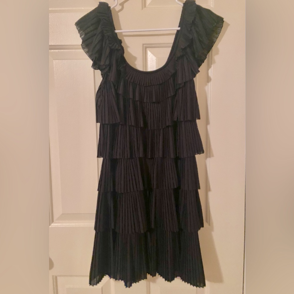 White house black market Classy ruffle dress. Size M